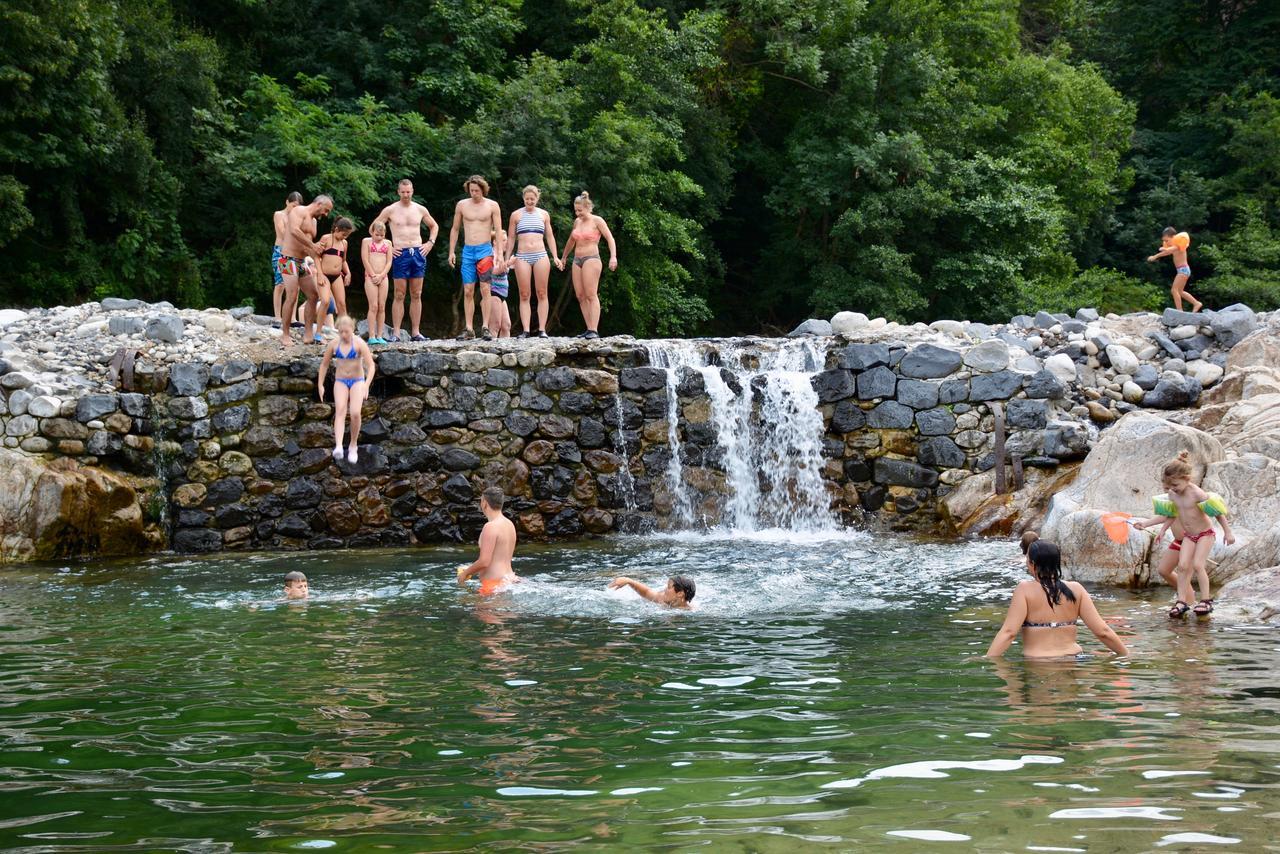 Camping Le Ventadour Meyras Exteriör bild